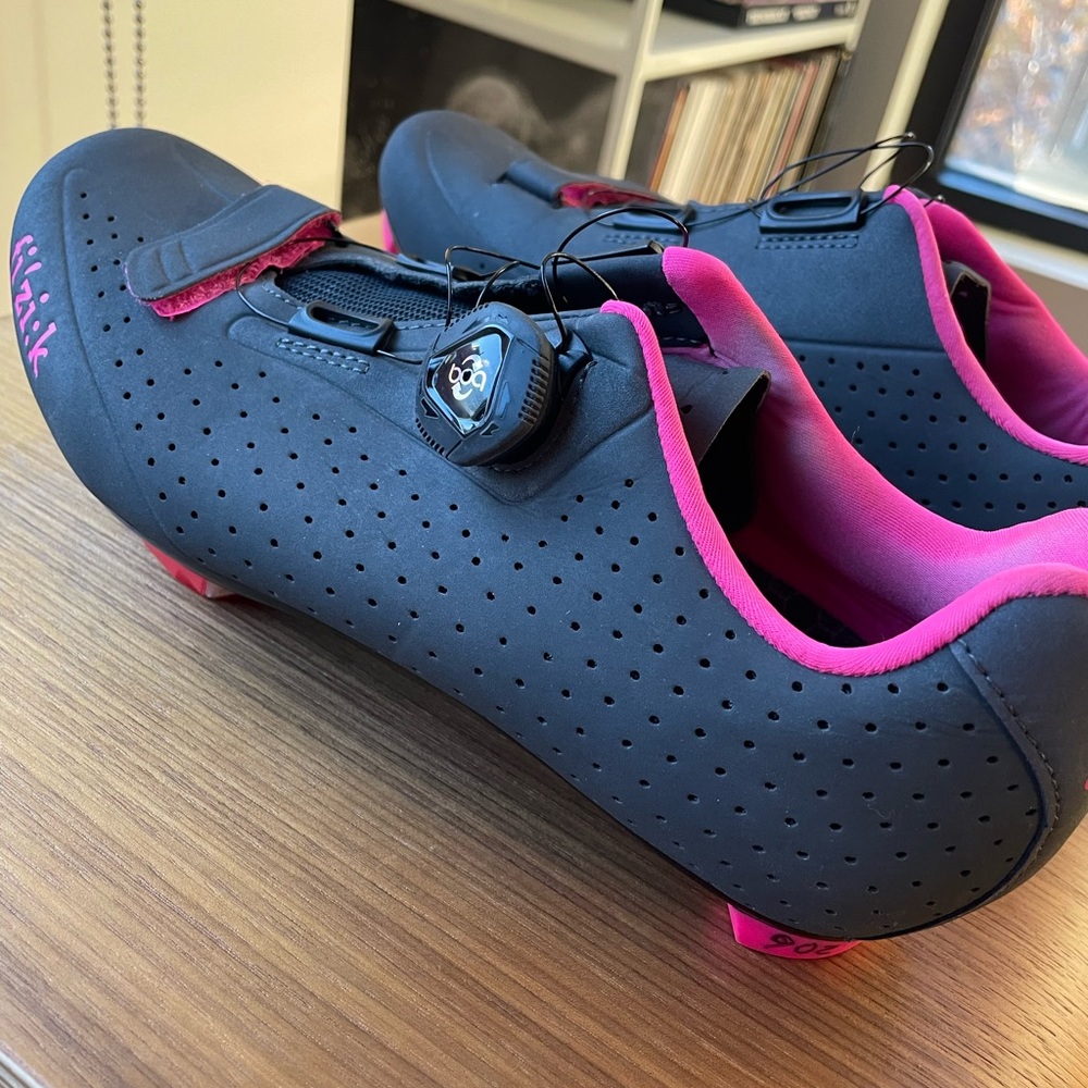 Fizik Size 41 (Size 9) Cycling Spin Shoes with Clips